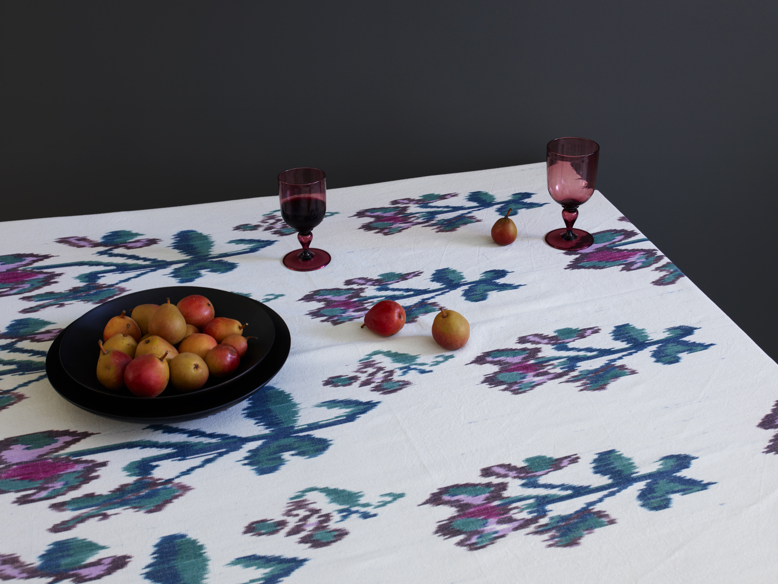 20.David-Fuin-Amethyst-Glass-and-Gregory-Parkinson-tablecloth_1005-HERO